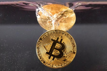 Nádeje tým, čo dúfali, že po prekonaní historického maxima 126-tisíc dolárov bude Bitcoin rýchlo stúpať, spľasli.​ FOTO: Reuters