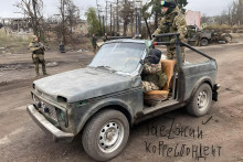 Donbaské kabriolety. Ruská armáda sa v bojoch o Pokrovsk musí čoraz viac spoliehať na prerobené civilné automobily. FOTO: Telegram, ButusovPlus