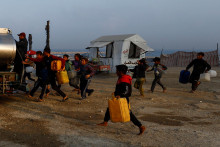 Pokiaľ bude protest spoločnosti pokračovať, mohlo by to ďalej zhoršiť krízu dostupnosti pitnej vody v Pásme Gazy, ktorú ešte viac prehĺbili dva roky vojny. FOTO: REUTERS