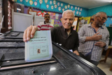 Na snímke muž volí vo volebnej miestnosti v Gíze počas prvej fázy parlamentných volieb v Egypte v pondelok 10. novembra 2025. FOTO: TASR/AP