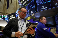 Dolár si drží zisky voči jenu po tom, čo dnes vystúpil na nové 9,5-mesačné maximum. FOTO: REUTERS