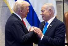 Americký prezident Donald Trump s izraelským premiérom Benjaminom Netanjahuom (13. októbra 2025). FOTO: Reuters