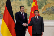 Nemecký minister financií Lars Klingbeil (vľavo) a čínsky vicepremiér Che Li-feng počas stretnutia v Pekingu. FOTO: TASR/AP
