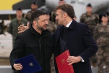 Francúzsky prezident Emmanuel Macron a ukrajinský prezident Volodymyr Zelenskyj. FOTO: TASR/AP