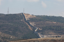 Betónový múr v Yaroune neďaleko libanonsko-izraelských hraníc, fotografia z kresťanskej dediny Rmeish v Libanone. Libanon plánuje podať sťažnosť Bezpečnostnej rade OSN proti Izraelu za výstavbu betónového múru pozdĺž južnej hranice Libanonu, ktorý siaha za „Modrú líniu“. FOTO: REUTERS