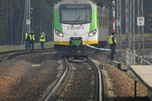 Ľudia si obzerajú miesto výbuchu na železničných tratiach Varšava-Lublin v poľskej Mike. FOTO: Reuters/Agencja Wyborcza.pl