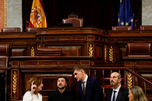 Ukrajinský prezident Volodymyr Zelenskyj sa pozerá na diery po guľkách v strope z pokusu o prevrat z 23. februára 1981 počas návštevy španielskeho parlamentu s predsedníčkou Kongresu poslancov Francinou Armengolovou a predsedom Senátu Pedrom Rollanom. FOTO: Reuters