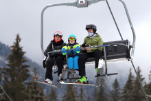 Lyžovačka sa pre mnohých Slovákom stáva luxusom. FOTO: TASR/J. Krošlák