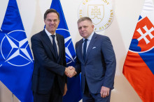 Na snímke predseda vlády Robert Fico a generálny tajomník NATO Mark Rutte počas prijatia na Úrade vlády. FOTO: TASR/Jakub Kotian