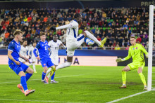 Uprostred Tyrique George (Anglicko) pri prvom góle Anglicka počas zápasu D-skupiny kvalifikácie na majstrovstvá Európy 2027 hráčov do 21 rokov Slovensko - Anglicko v Prešove. FOTO: TASR/Veronika Mihaliková