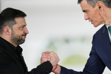 Španielsky premiér Pedro Sánchez a ukrajinský prezident Volodymyr Zelenskyj si podávajú ruky po tlačovej konferencii v Madride 18. novembra 2025. FOTO: TASR/AP