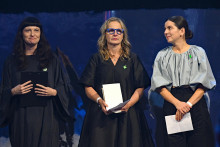 Bielu vranu získala trojica bývalých zamestnankýň Slovenskej národnej galérie (SNG) Veronika Němcová (vľavo), Bohdana Hromádková (uprostred) a Klára Hudáková (vpravo). FOTO: TASR/Jakub Kotian