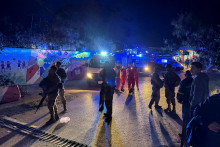 Príslušníci libanonskej armády sa zhromažďujú pri vchode do palestínskeho utečeneckého tábora Ain al-Hilweh po izraelskom útoku v juholibanskom meste Sidon, pri ktorom zahynulo niekoľko ľudí. FOTO: REUTERS