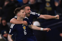 Na konečnú prvú priečku C-skupiny poslal Škótov po triumfe nad Dánskom (4:2) Kieran Tierney, ktorý strelil víťazný gól v nadstavenom čase druhého polčasu. FOTO Reuters/Lee Smith