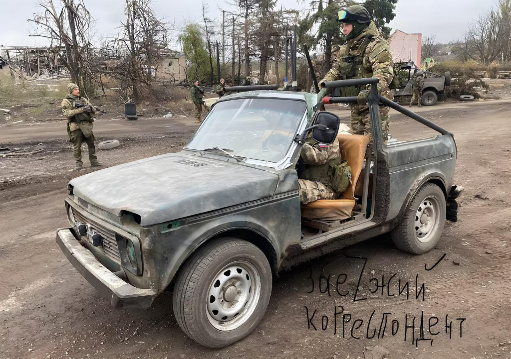 Donbaské kabriolety. Ruská armáda sa v bojoch o Pokrovsk musí čoraz viac spoliehať na prerobené civilné automobily. FOTO: Telegram, ButusovPlus