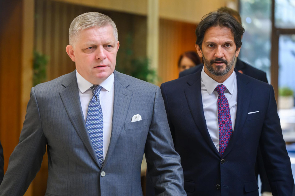 Na snímke zľava premiér Robert Fico a vicepremiér a minister obrany Robert Kaliňák.

FOTO: TASR/J. Novák