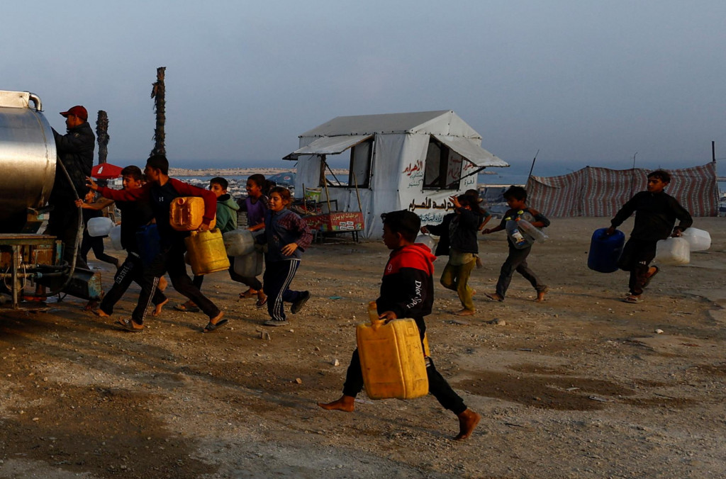 Pokiaľ bude protest spoločnosti pokračovať, mohlo by to ďalej zhoršiť krízu dostupnosti pitnej vody v Pásme Gazy, ktorú ešte viac prehĺbili dva roky vojny. FOTO: REUTERS