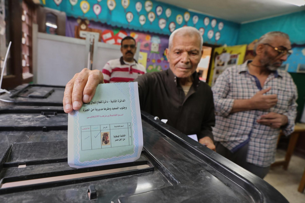 Na snímke muž volí vo volebnej miestnosti v Gíze počas prvej fázy parlamentných volieb v Egypte v pondelok 10. novembra 2025. FOTO: TASR/AP
