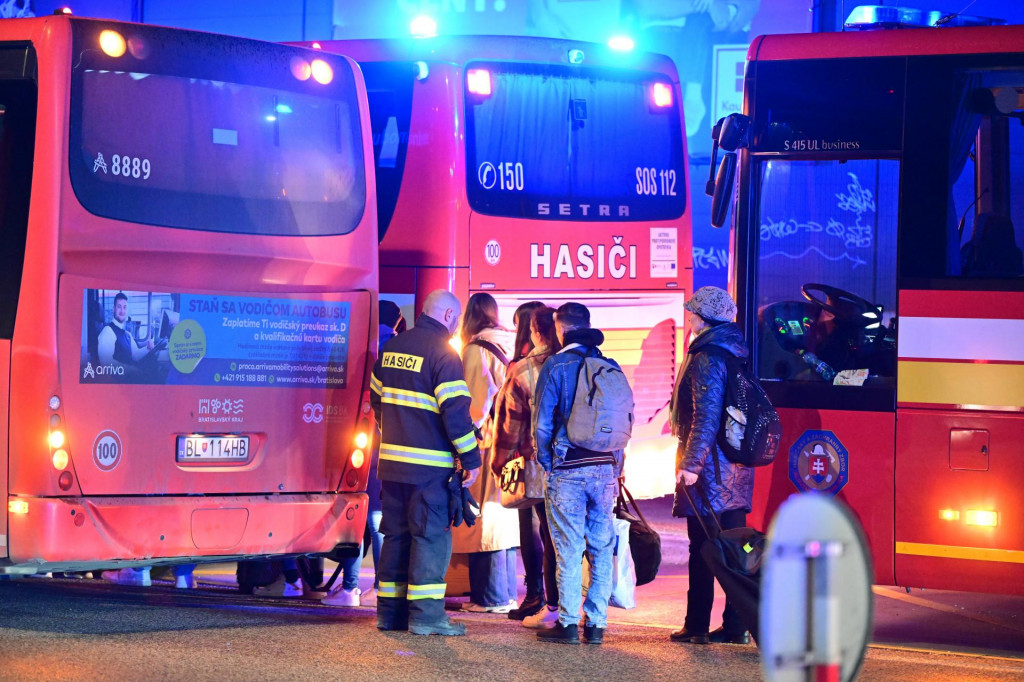 Snímka z miesta nehody vlakov pri Pezinku. Na mieste zasahovali záchranné zložky a cestujúcich odvážali do bezpečia autobusmi. FOTO: TASR/Jaroslav Novák