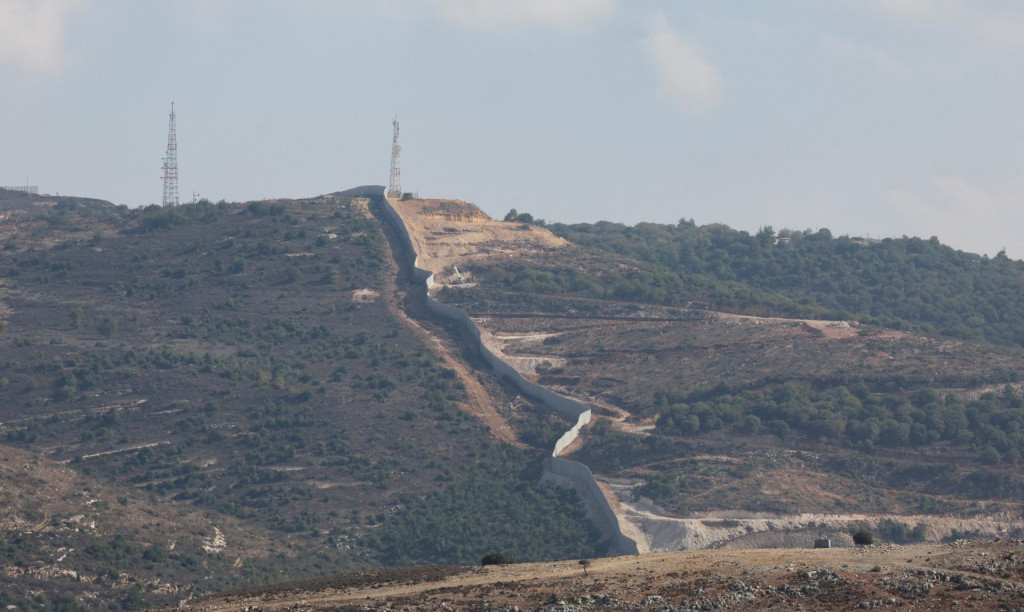Betónový múr v Yaroune neďaleko libanonsko-izraelských hraníc, fotografia z kresťanskej dediny Rmeish v Libanone. Libanon plánuje podať sťažnosť Bezpečnostnej rade OSN proti Izraelu za výstavbu betónového múru pozdĺž južnej hranice Libanonu, ktorý siaha za „Modrú líniu“. FOTO: REUTERS