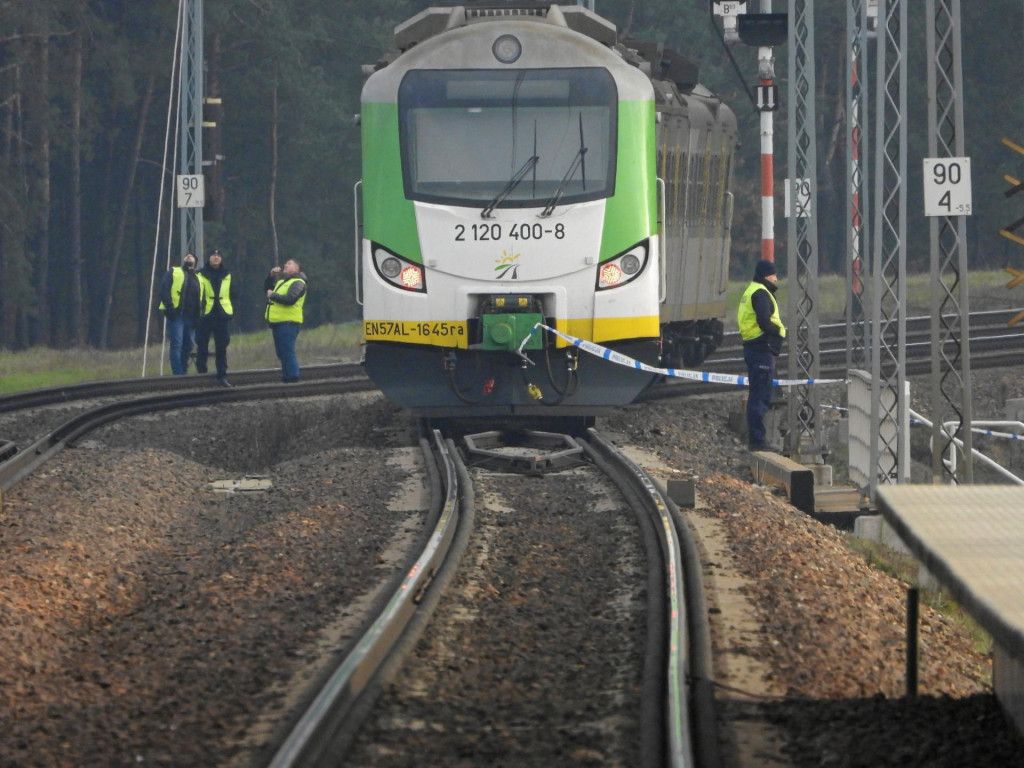 Ľudia si obzerajú miesto výbuchu na železničných tratiach Varšava-Lublin v poľskej Mike. FOTO: Reuters/Agencja Wyborcza.pl