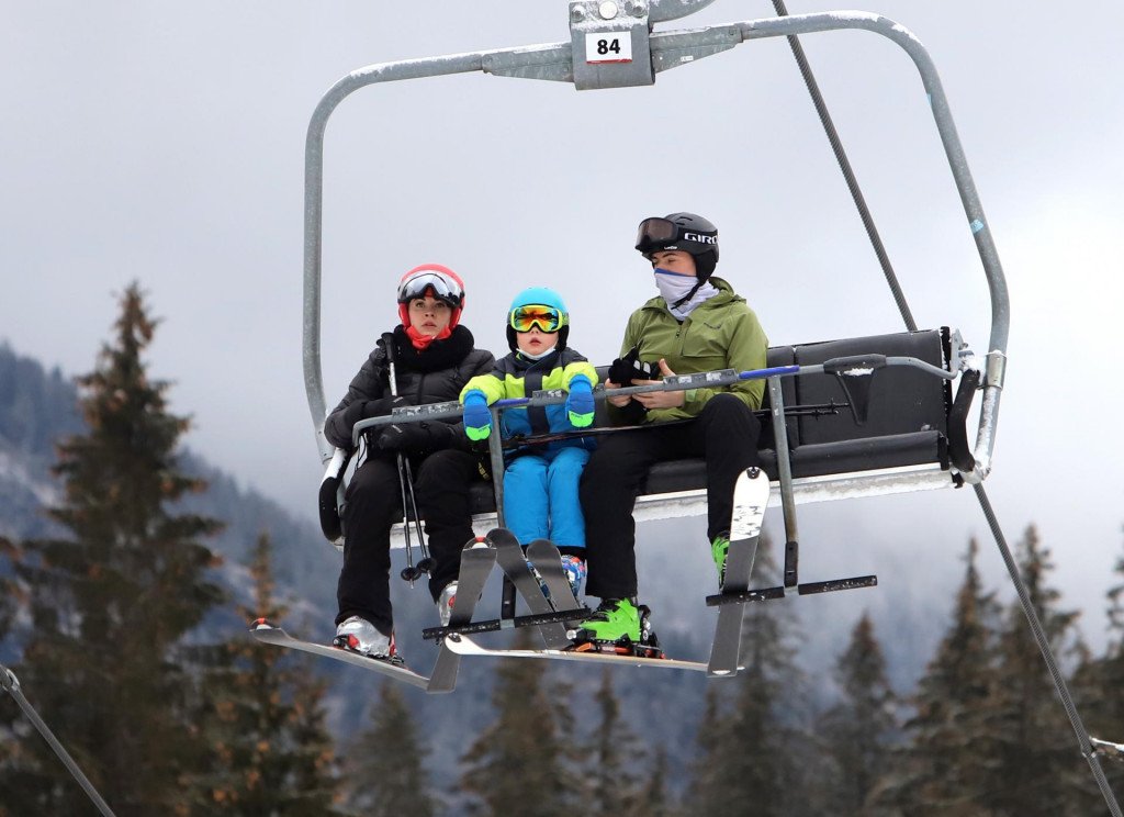 Lyžovačka sa pre mnohých Slovákom stáva luxusom. FOTO: TASR/J. Krošlák