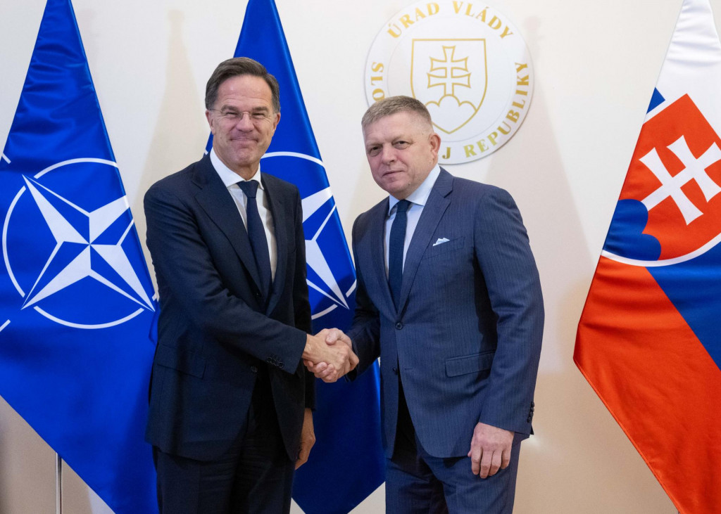 Na snímke predseda vlády Robert Fico a generálny tajomník NATO Mark Rutte počas prijatia na Úrade vlády. FOTO: TASR/Jakub Kotian