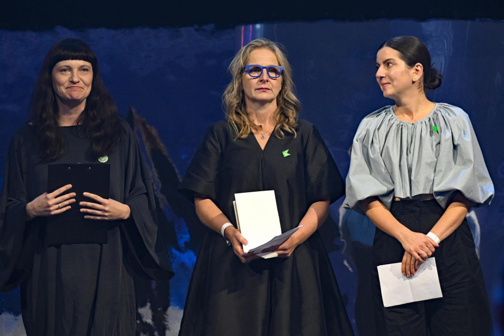 Bielu vranu získala trojica bývalých zamestnankýň Slovenskej národnej galérie (SNG) Veronika Němcová (vľavo), Bohdana Hromádková (uprostred) a Klára Hudáková (vpravo). FOTO: TASR/Jakub Kotian