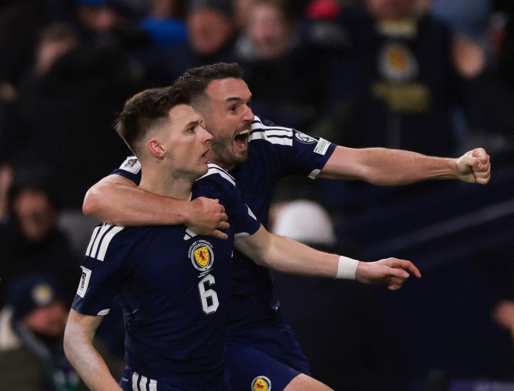 Na konečnú prvú priečku C-skupiny poslal Škótov po triumfe nad Dánskom (4:2) Kieran Tierney, ktorý strelil víťazný gól v nadstavenom čase druhého polčasu. FOTO Reuters/Lee Smith