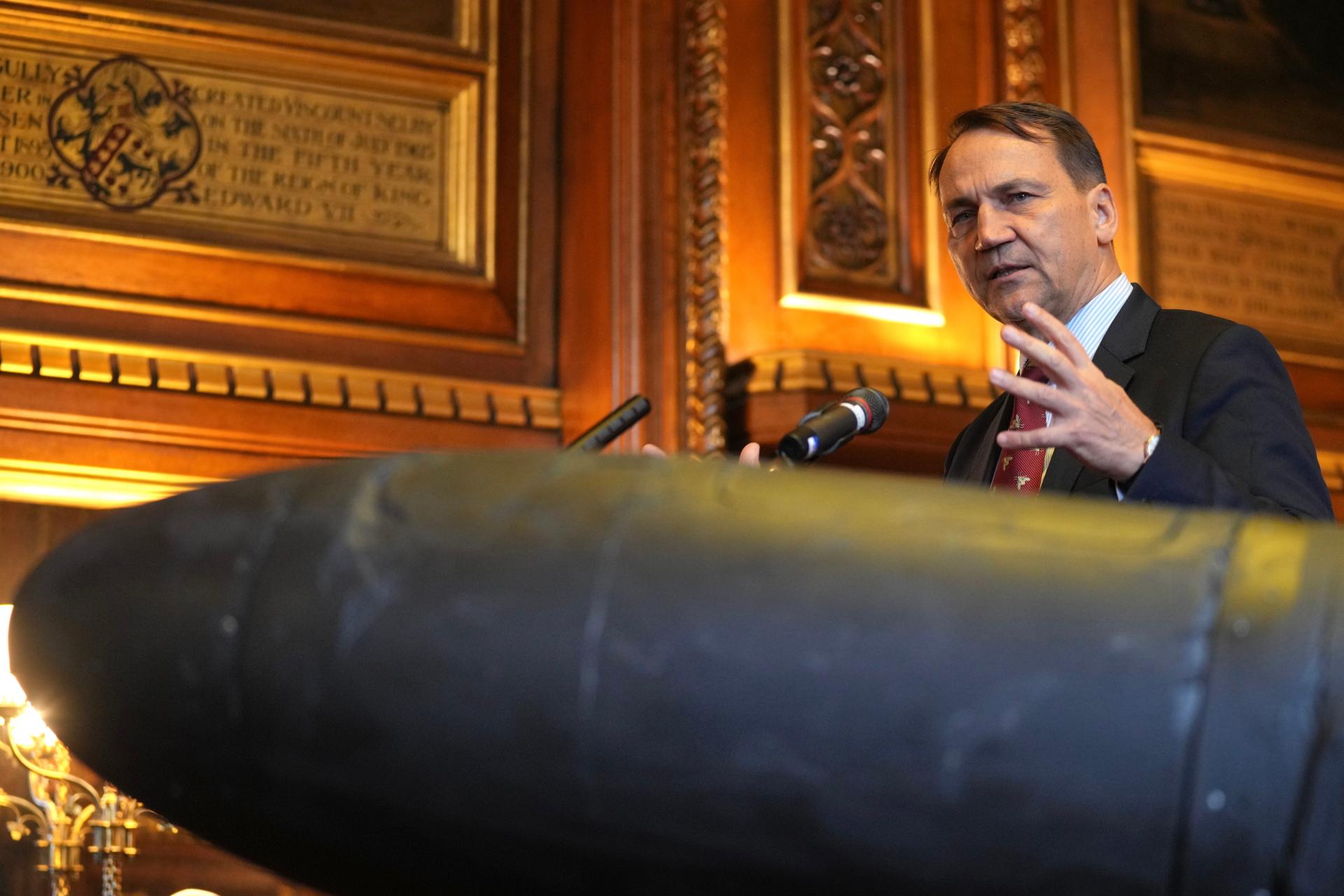 Poľsko odpovie na sabotáž na železnici, vyhlásil minister Sikorski