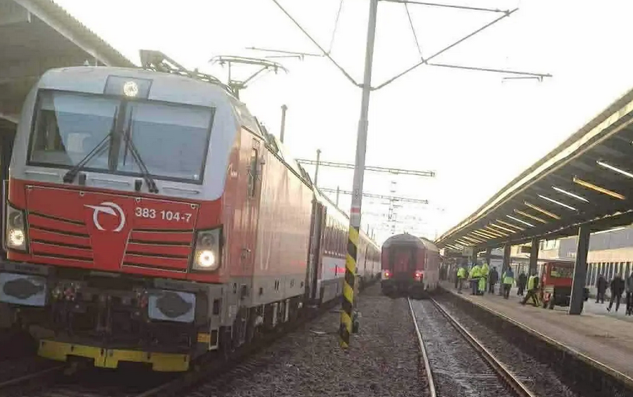 Na železničnej stanici v Košiciach sa vykoľajil vozeň vlaku