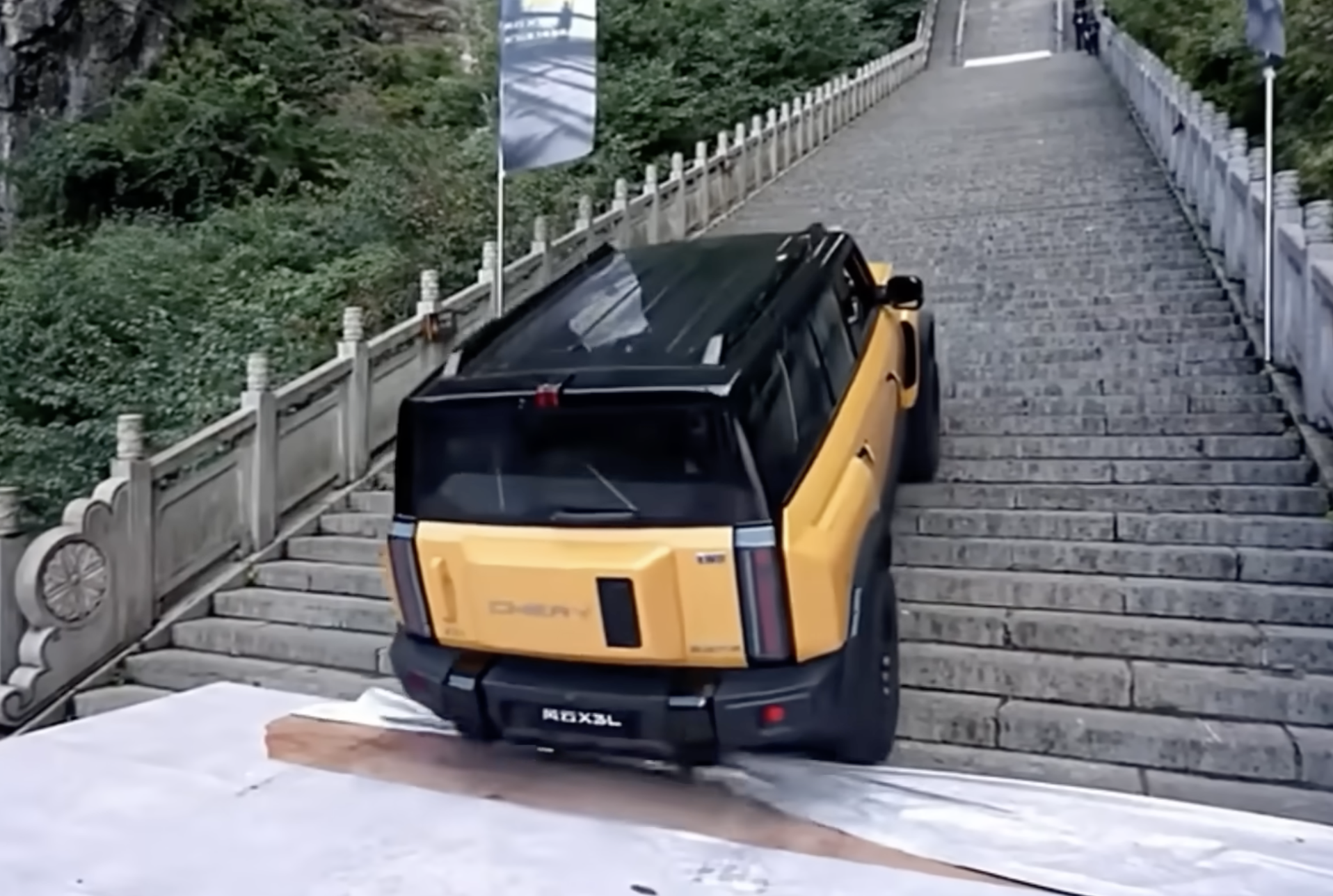 Fiasko čínskeho SUV na slávnych schodoch do neba. Pokus nevyšiel práve podľa plánov