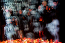 Na Slovensku aj v Česku (snímka je z Prahy) si ľudia pripomenuli pád totalitného režimu.  FOTO: Reuters