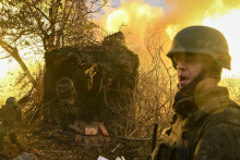 Rusi pália z húfnice na ukrajinské pozície pri Pokrovsku. FOTO: Profimedia