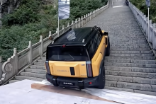 Nevydarený pokus o výjazd ikonickými schodami v podaní čínskeho SUV Chery Fulwin X3L.