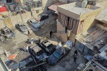 Palestínčania sa zhromažďujú pri zničených autách po izraelskom leteckom útoku na utečenecký tábor v prístavnom meste Sidon na juhu Libanonu. FOTO: TASR/AP