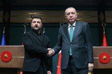 Turecký prezident Recep Tayyip Erdogan (vpravo) a ukrajinský prezident Volodymyr Zelenskyj pózujú počas spoločnej tlačovej konferencie v Ankare. FOTO: TASR/Anadolu