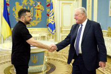Ukrajinský prezident Volodymyr Zelenskij si podáva ruku so špeciálnym vyslancom USA pre Ukrajinu Keithom Kelloggom. FOTO: Reuters