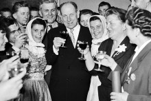 Antonín Zápotocký (v strede) bol v komunistickom politbyre pomerne izolovaný a považovaný za outsidera. Kompenzoval si to tým, že sa prezentoval ako ľudový politik. Na snímke z roku 1955 je s pracujúcimi, ktorým pri príležitosti 1. mája udelil štátne a stranícke vyznamenania. Druhá sprava je jeho manželka Marie.