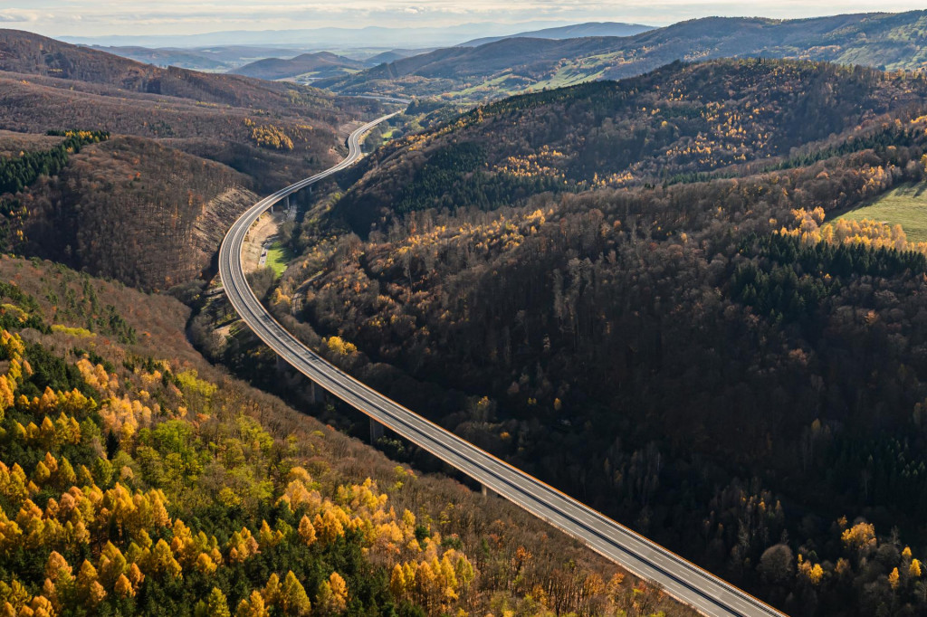 Na leteckej snímke rýchlostná cesta R2 - pohľad od obce Kriváň v smere na Mýtnu. FOTO: TASR/Michal Svítok