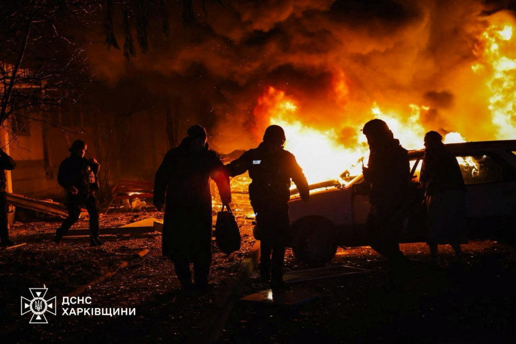 Záchranné zložky zasahujú po dronovom útoku Ruska v Charkove. FOTO: REUTERS/Press service of the State Emergency Service of Ukraine