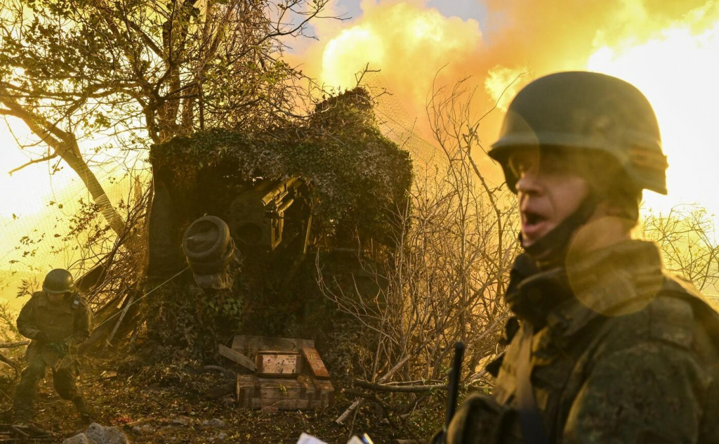 Rusi pália z húfnice na ukrajinské pozície pri Pokrovsku. FOTO: Profimedia