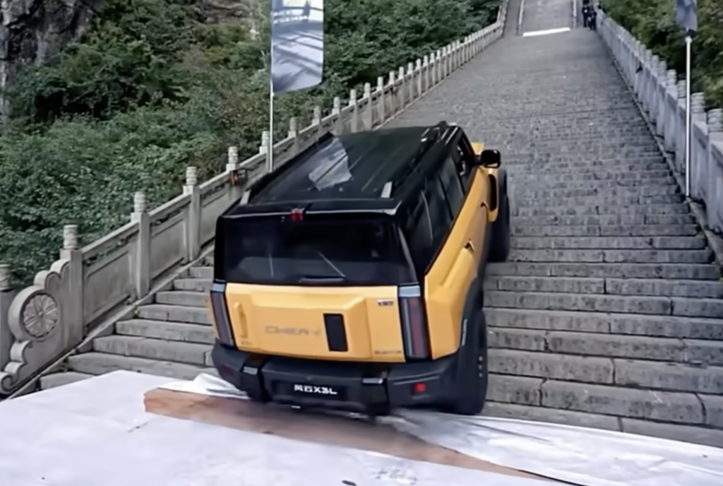 Nevydaren&yacute; pokus o v&yacute;jazd ikonick&yacute;mi schodami v podan&iacute; č&iacute;nskeho SUV Chery Fulwin X3L.