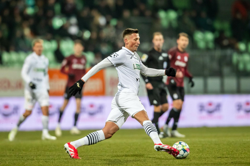 Medzi silné stránky hry Dávida Krčíka patrí aj vyvážanie lopty z hĺbky defenzívy. FOTO: Profimedia.sk