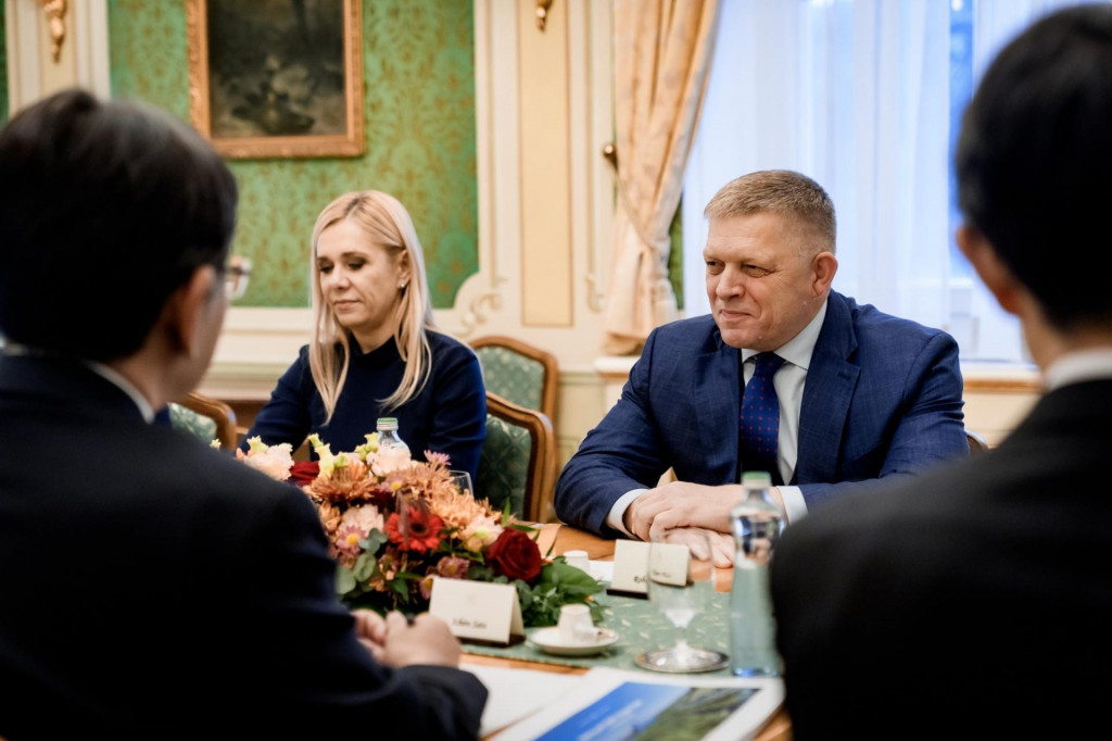 Predseda vlády Robert Fico a ministerka hospodárstva Denisa saková na stretnutí s predstaviteľmi U.S. Steel Košice a Nippon Steel na Úrade vlády. FOTO: FB/Robert Fico