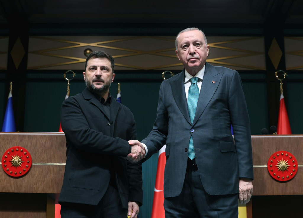 Turecký prezident Recep Tayyip Erdogan (vpravo) a ukrajinský prezident Volodymyr Zelenskyj pózujú počas spoločnej tlačovej konferencie v Ankare. FOTO: TASR/Anadolu
