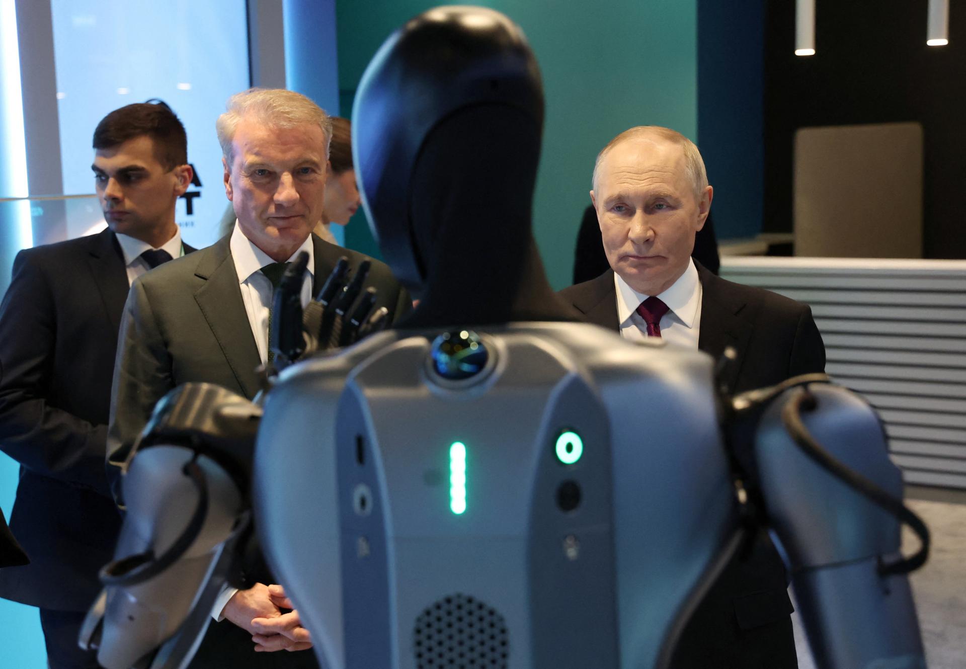 Putinovi po fiasku ukázali nového robota, ten mu zatancoval. Veľmi pekné, stroho reagoval šéf Kremľa