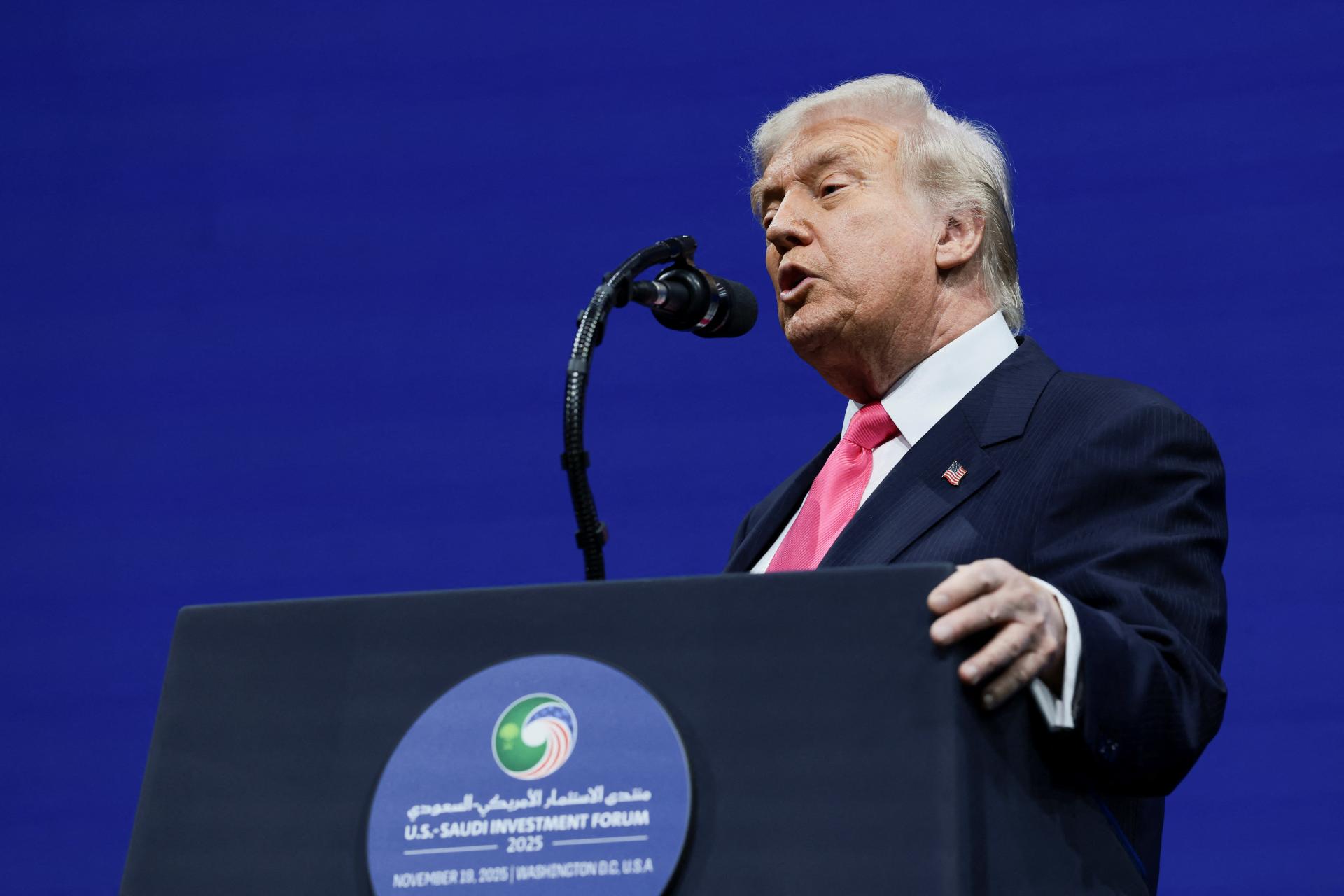 Trump podpísal zákon o zverejnení Epsteinovych spisov. Demokrati využili kauzu, vraví šéf Bieleho domu