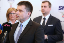 V čase odvolávania ministra školstva Petra Plavčana Andrej Danko (v pozadí) stál za ním. FOTO: HN/Peter Mayer