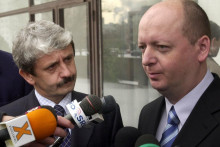 Mikuláš Dzurinda uviedol v Bratislave do funkcie riaditeľa NBÚ Aurela Ugora/vpravo/v roku 2004.

